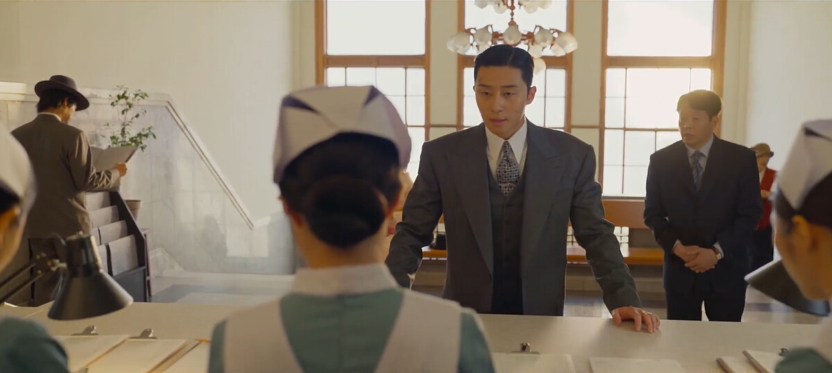 張泰尚詢問櫃檯護士聲東擊西掩護尹采玉進入資料室