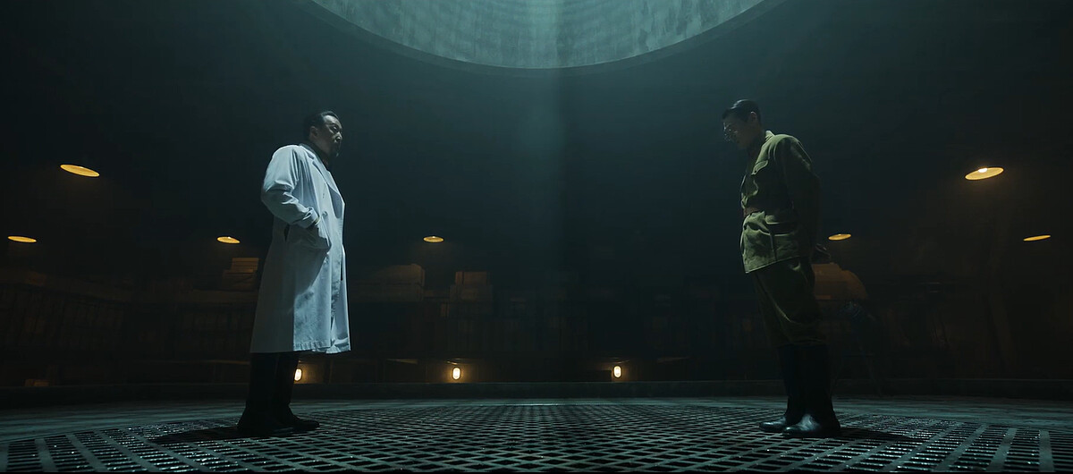 加藤(右)盯著地下室觀察怪物，院長(左)則是有信心控制怪物