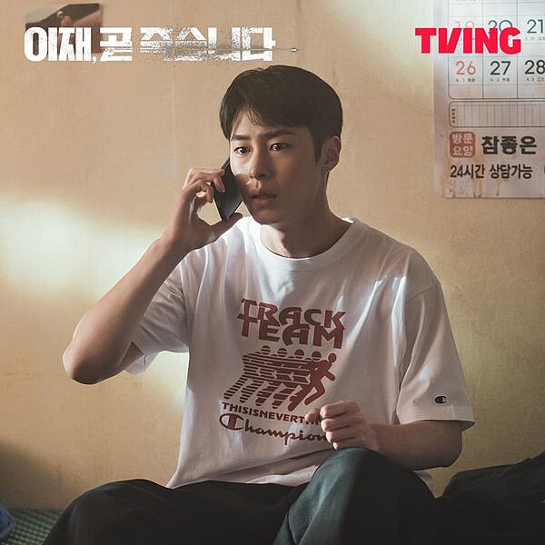 李宰旭接到母親電話後潸然淚下，呈現怡在思念母親，靈魂轉換演技自然