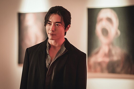 金材昱身後展出的畫作，乍看就很恐怖