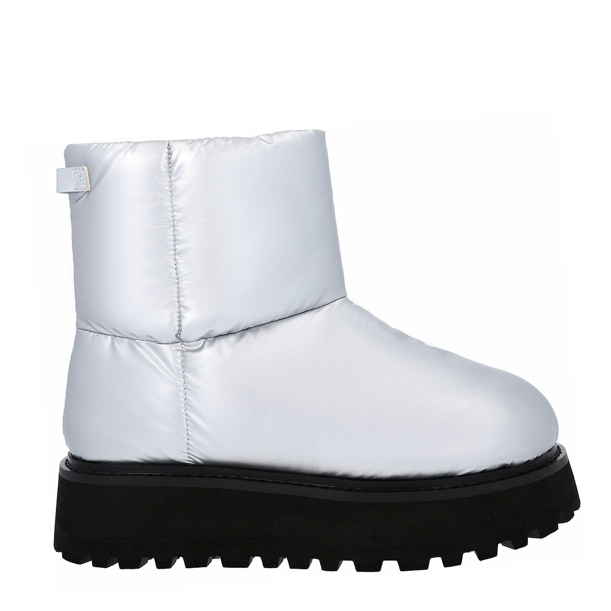 CHARLES & KEITH 厚底短靴，NT2,990。