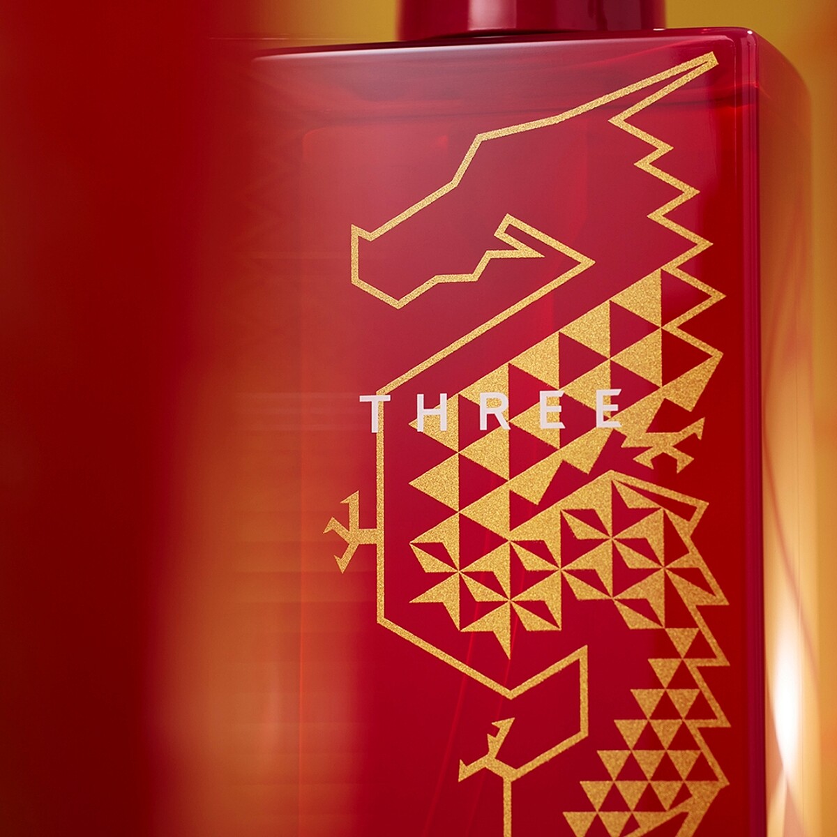 THREE以「三停美學」結構，展現平衡姿態，搭配三角形的鱗片設計，象徵東方9X9的美好寓意。