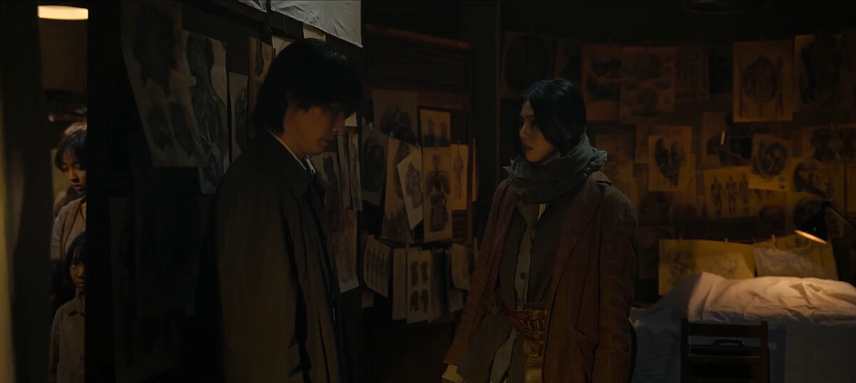 畫家坂本沒告訴尹采玉(右)怪物化，只告訴她應該還在醫院裡