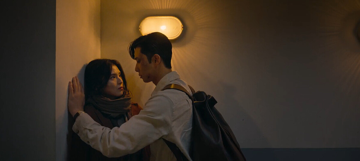 張泰尚直覺反應掩護尹采玉躲避監獄管理官追緝