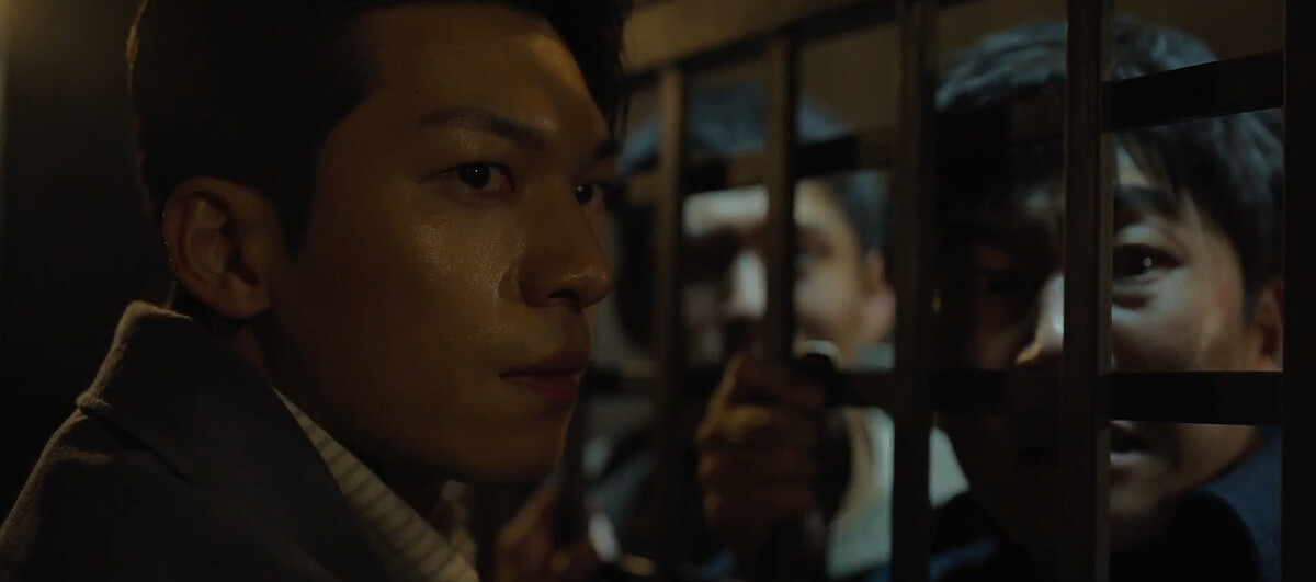 權俊度(左)率先找到地牢，可惜被日本兵發現功虧一簣