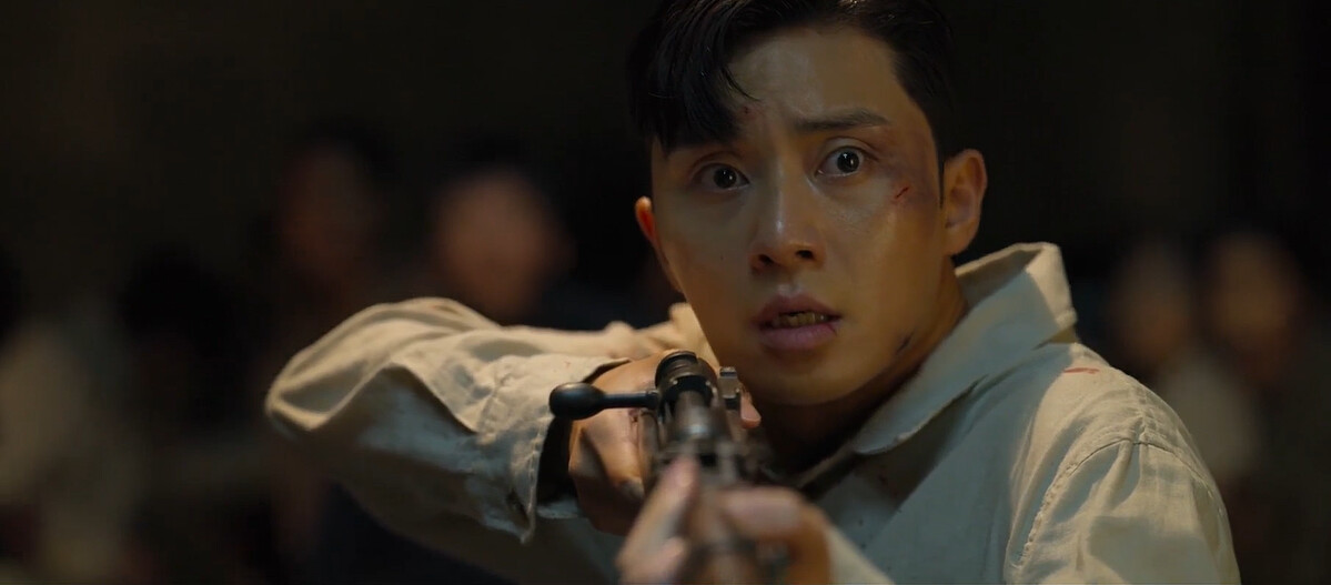 張泰尚即使手上有槍還是恐懼怪物