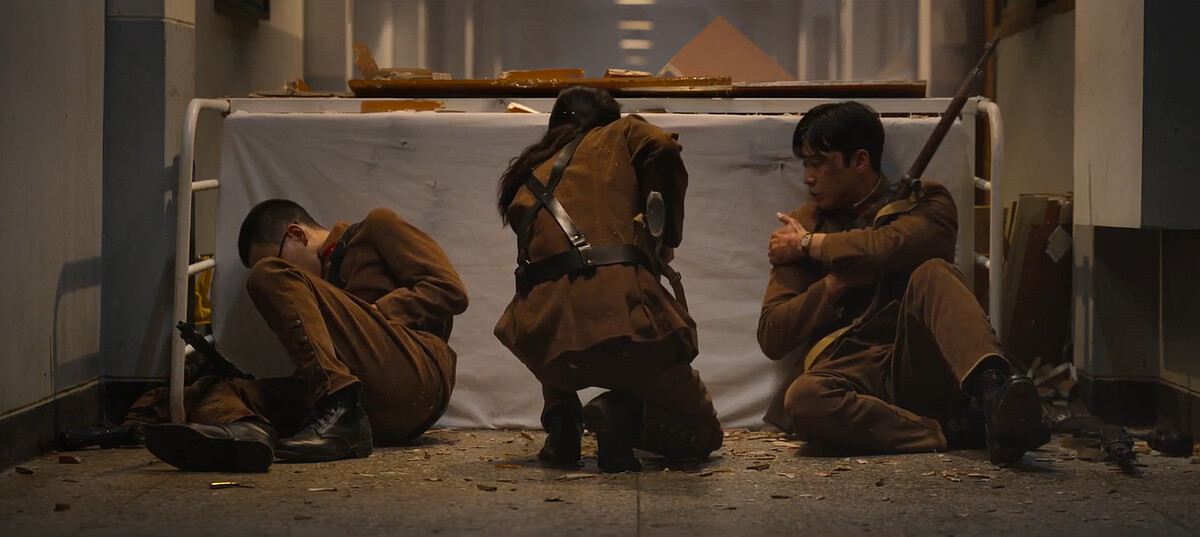 日本兵猛轟張泰尚(右)與朝鮮兵(左)紛紛受傷