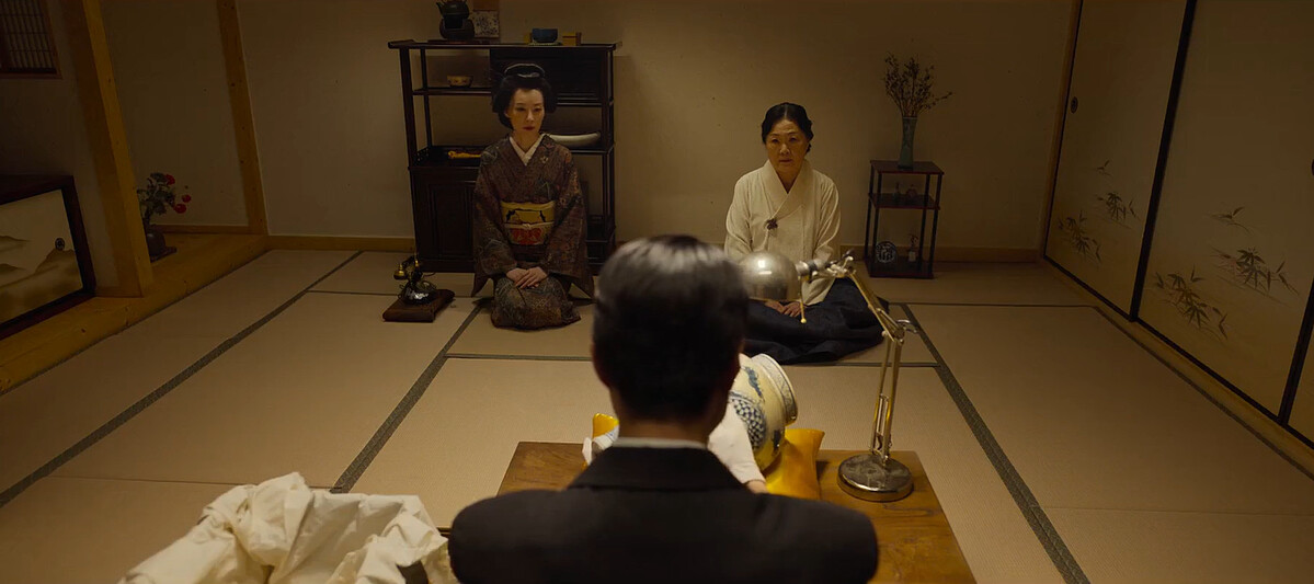 蘿月氏到處奔波拜託日本高層，以昂貴白瓷做代價，終於打通關係了