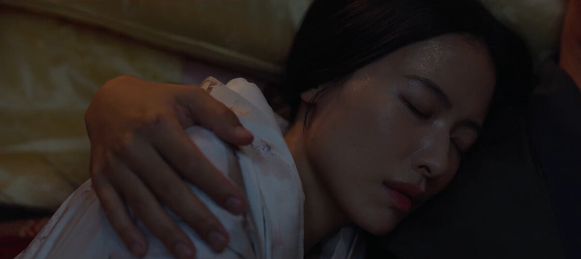 明子臉皮下有動靜，似乎是她喝下生化液