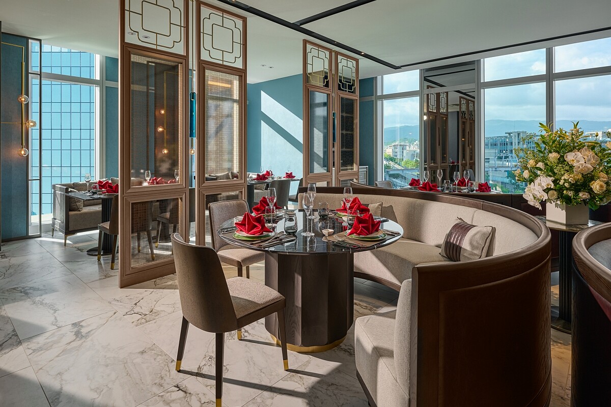 以低調沈穩的藏青色為主色調。