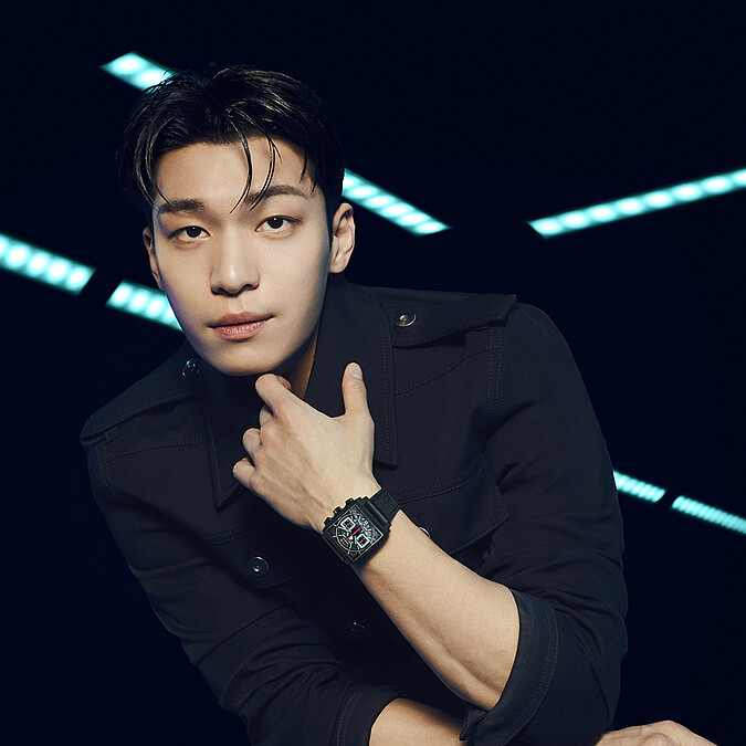 品牌大使 韓國新星魏嘏雋佩戴TAG Heuer Monaco Chronograph 鏤空計時腕錶－綠松色Turquoise