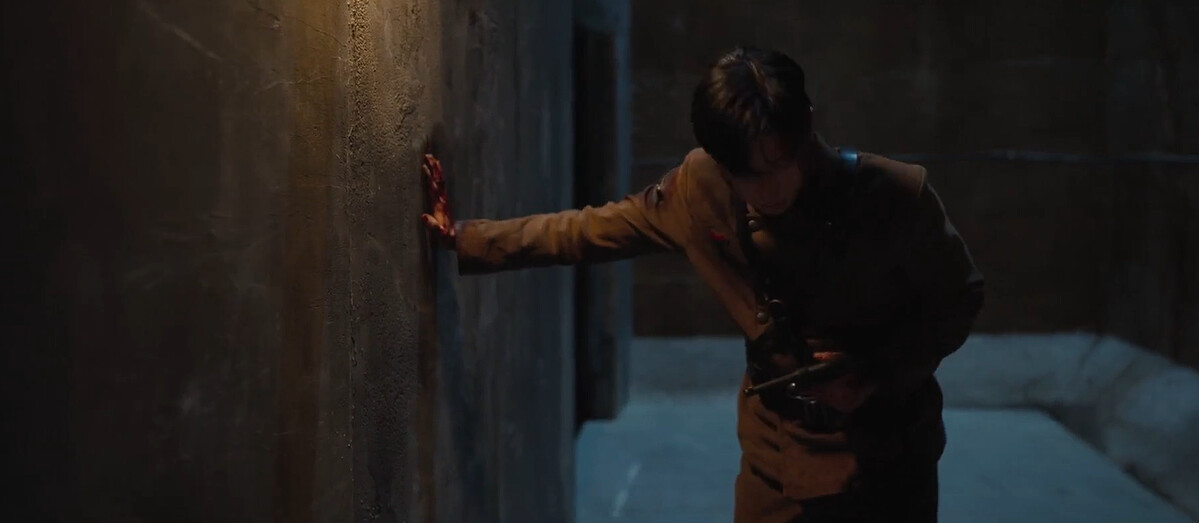 張泰尚扶著牆行走