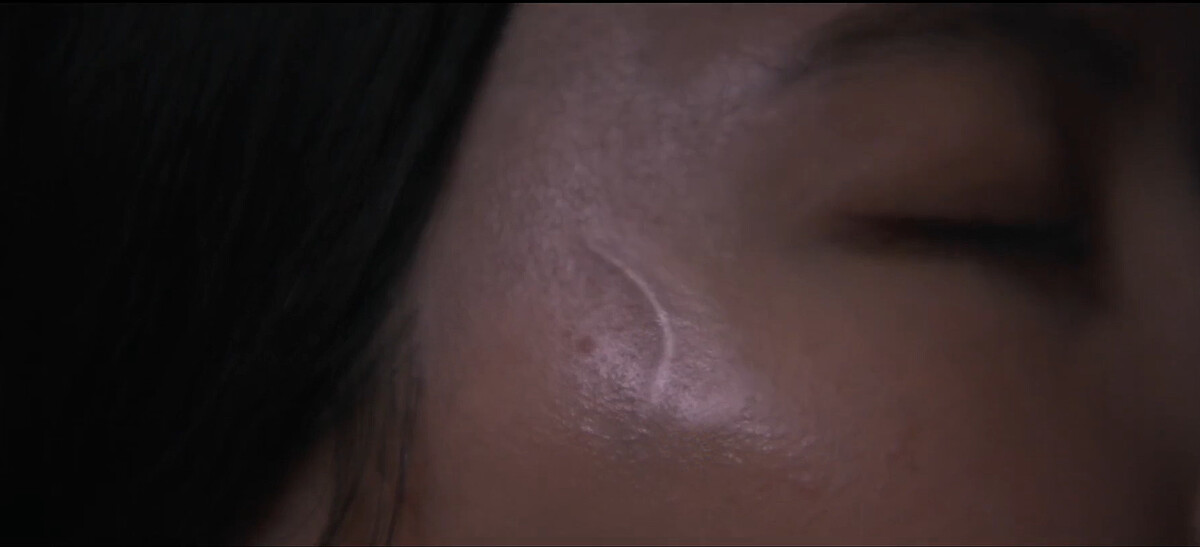 第一部第七集片尾彩蛋畫面，明子臉皮下有納人蟲動