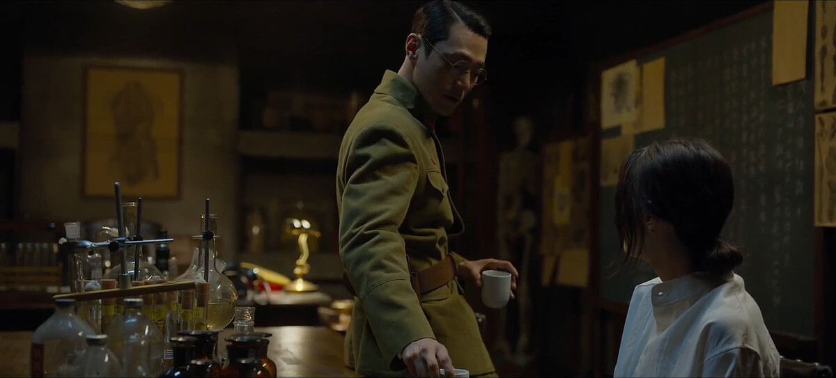 第一次尹采玉在實驗室裡，加藤(左)遞上水杯，沒告訴她裡面是和怪物有關的納人