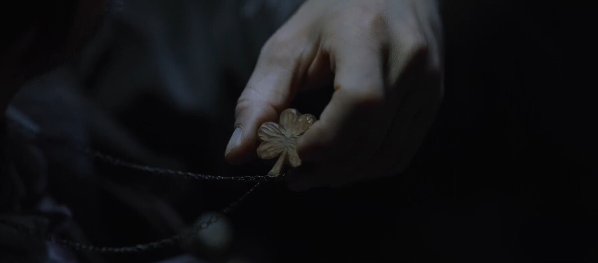 尹鍾元身上也配帶一樣的幸運草項鍊