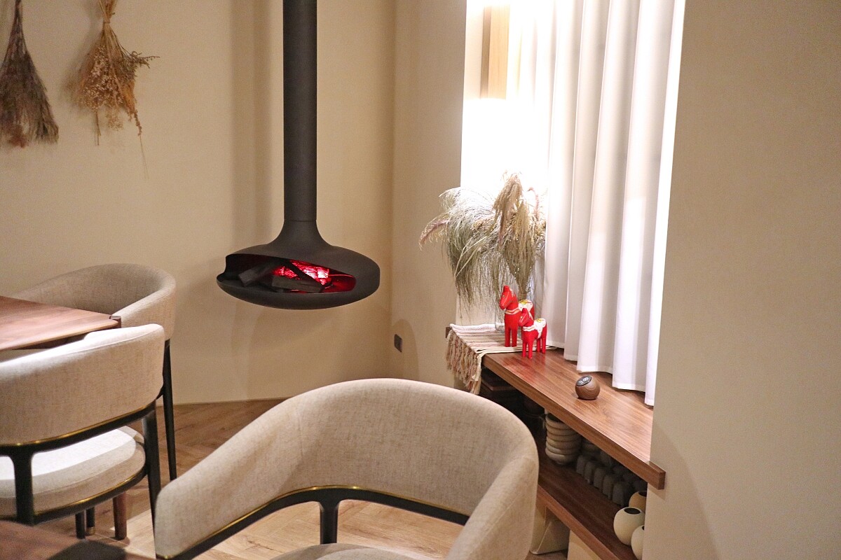 空間角落的爐火帶來溫暖的舒適的氛圍。