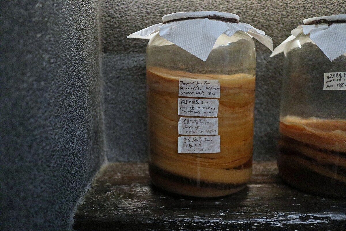 餐廳一隅還有大量瓶罐，裡頭裝載著自製發酵品。