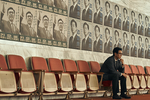 《王者製造》李善均飾演選舉操盤手，在台詞中說著：「人民是說什麼就信什麼的存在」，卻在真實世界裡被輿論壓倒