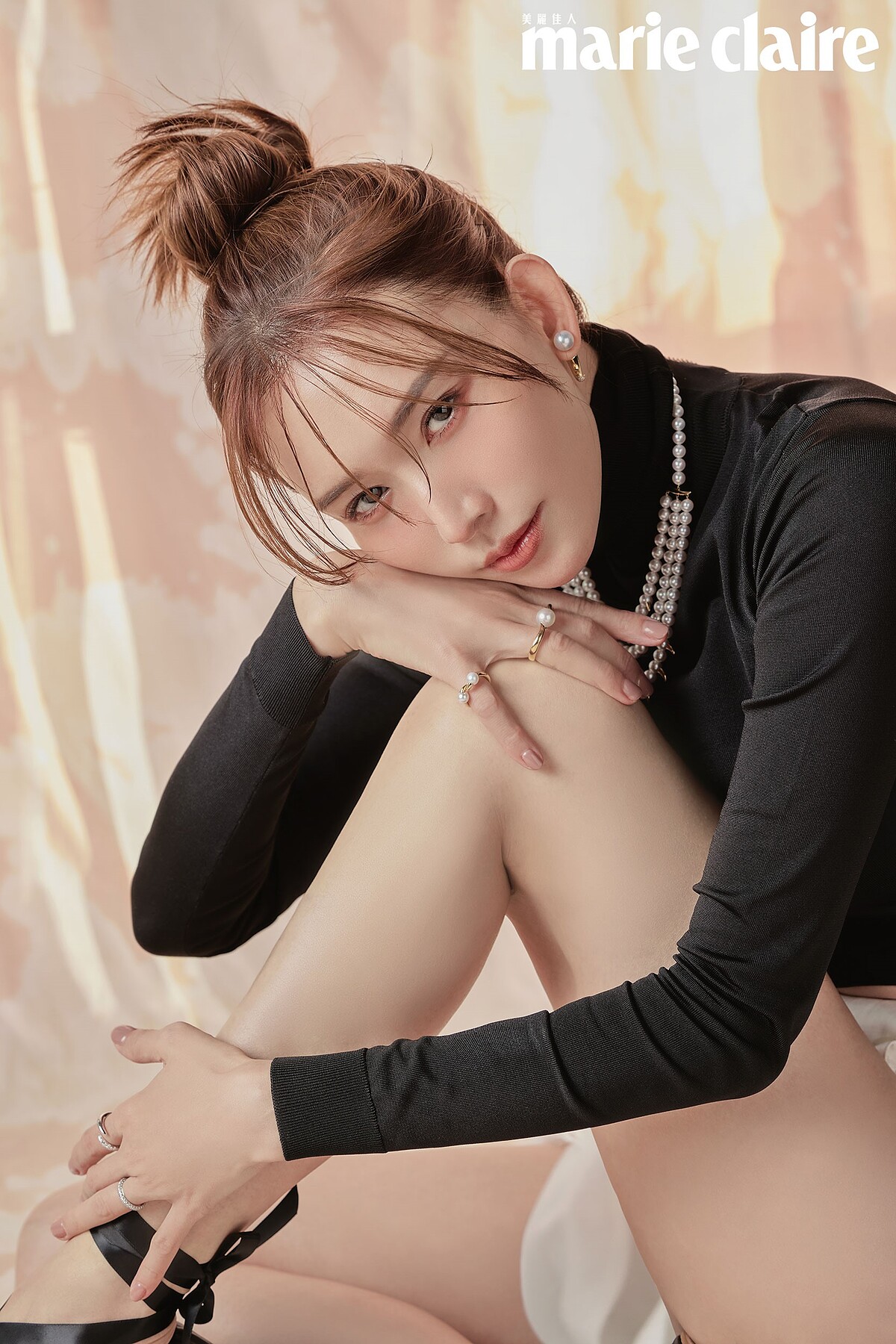 Danger Horn Diamonds Pave耳環、Danger Fang項鍊、Danger Horn Novel戒指、Danger Fang戒指、Danger Horn Plus戒指，all by TASAKI； 黑色短版上衣、白色緞面開衩長褲，both by Ralph Lauren； 黑色綁帶芭蕾平底鞋，Repetto。 