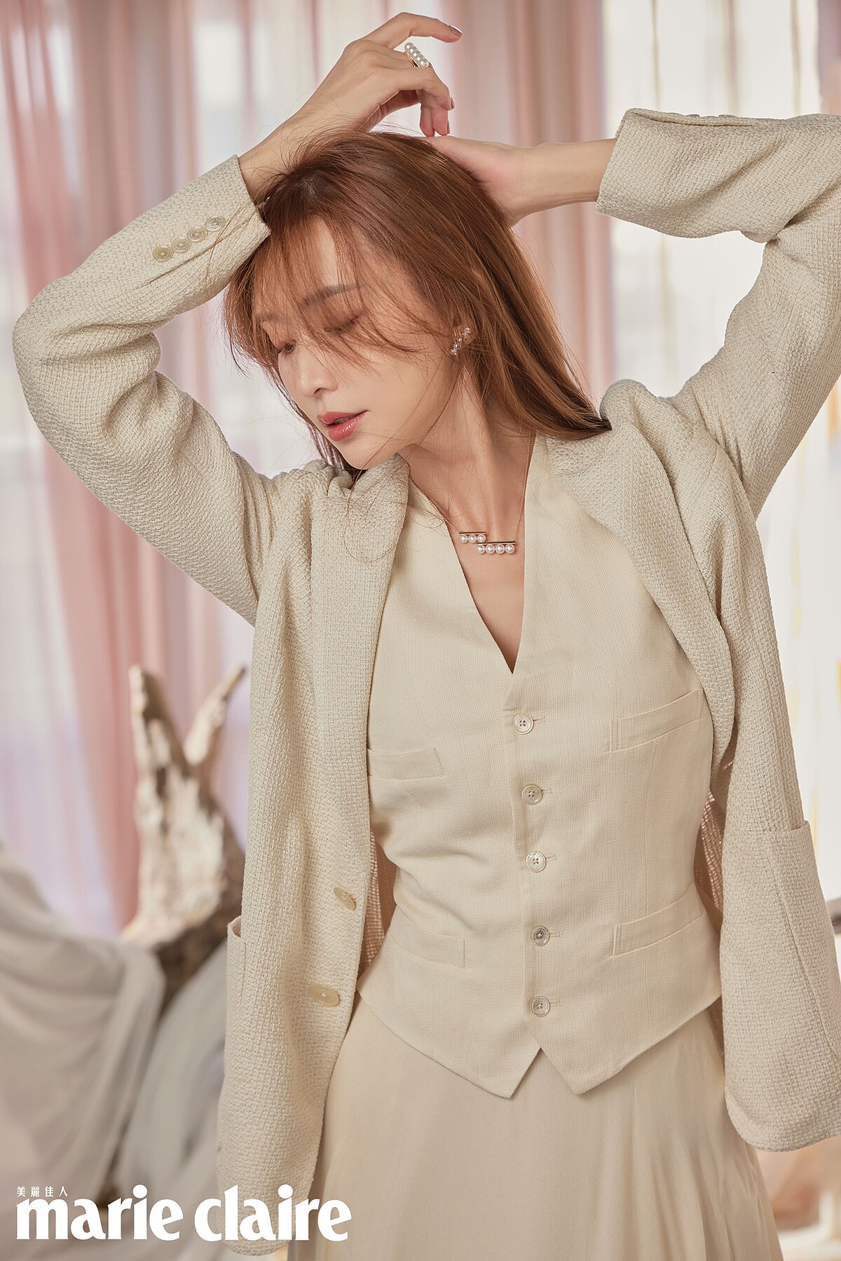 Balance Step項鍊、Balance Plus 耳環、Balance Signature戒指、Balance Era 戒指，all by TASAKI； 粉色西裝背心、粉色不對稱長裙，both by Ralph Lauren； 白色襪套、白色芭蕾平底鞋，Stylist&rsquo;s Own。 