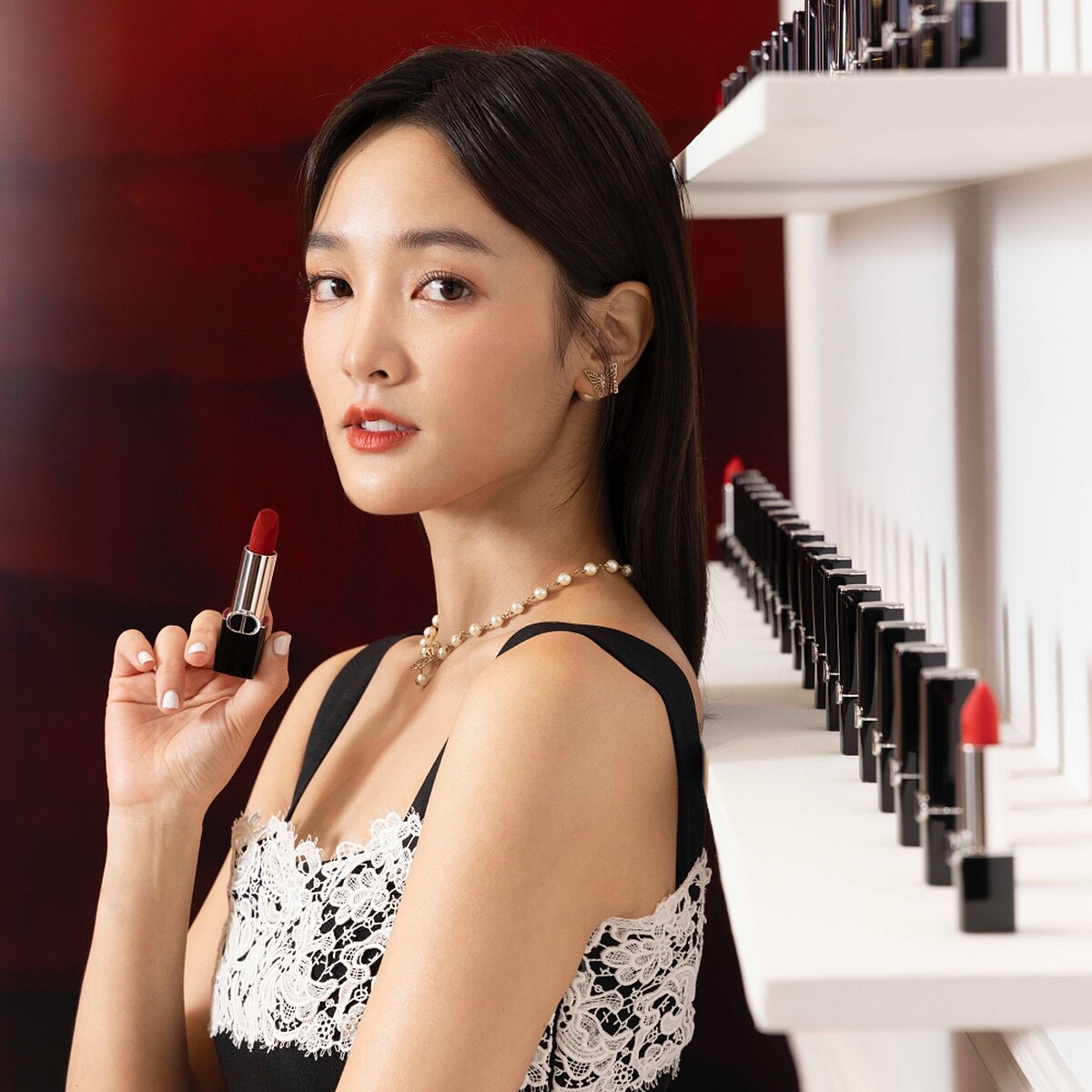 王淨擦上迪奧藍星唇膏絲絨特霧#777。