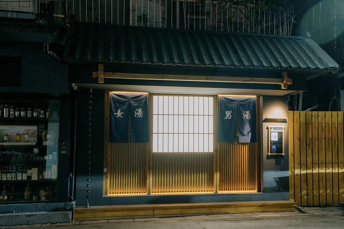 「崎白湯屋」位於東區巷弄內。