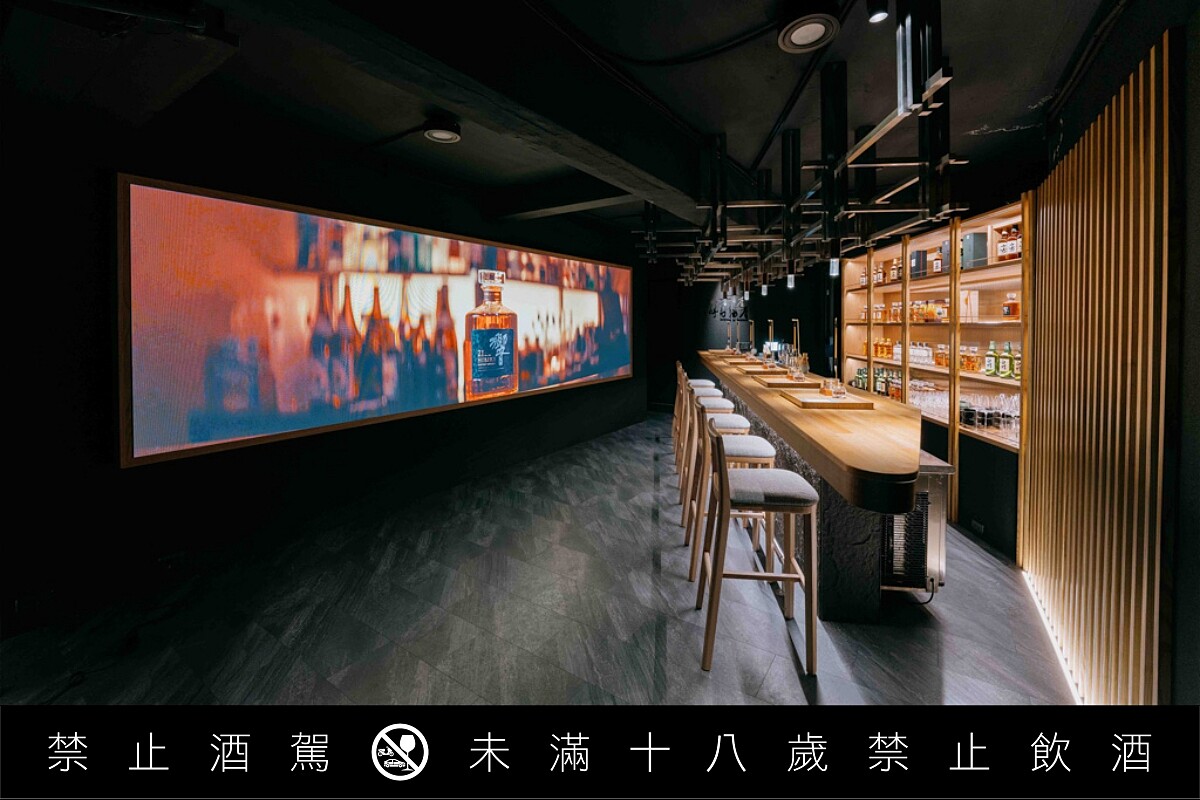 空間以日式酒吧洗鍊風格呈現。