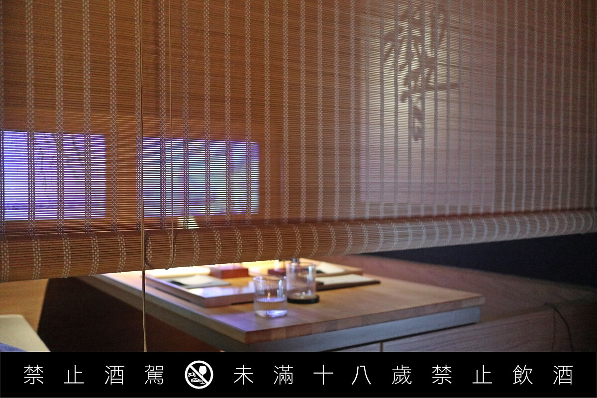 可容納四人的包廂區，特意以檜木打造。