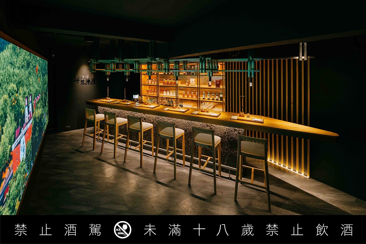 吧檯座位區僅有8席。