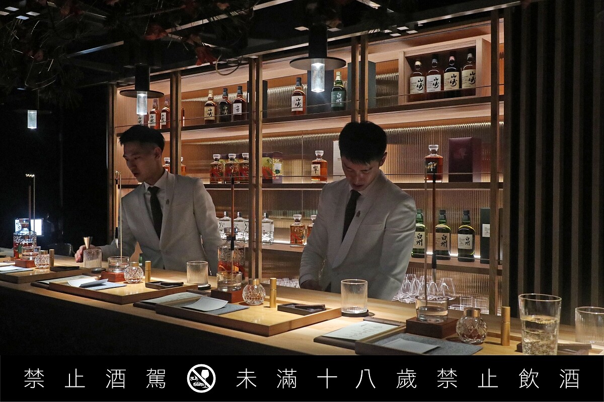 在調酒師身後陳列了許多三得利的傳奇酒款。