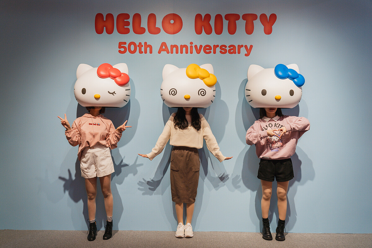 「百變互動區」裡戴上Hello Kitty可愛表情頭套,一起趣味合照(時藝多媒體提供)