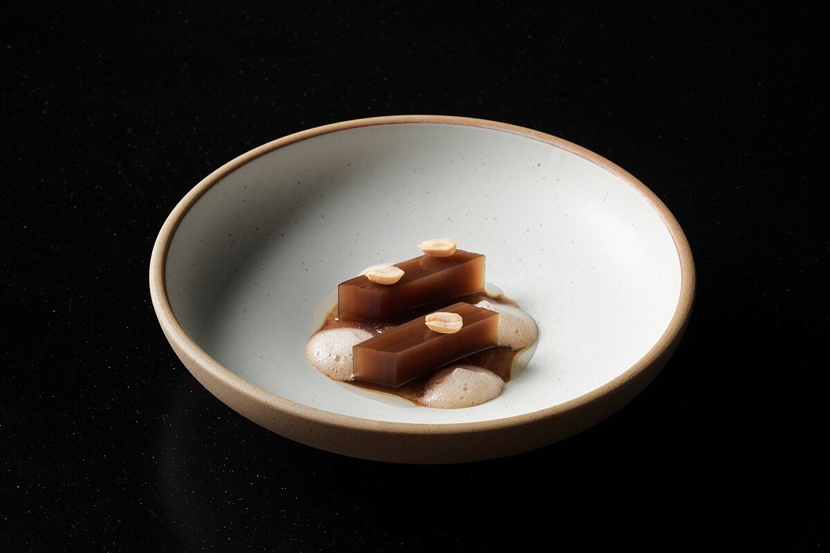 用古法烘烤的100%純可可粒浸泡成的可可茶與仙草茶一層一層凝結成千層果凍。