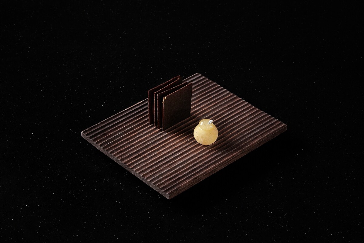 伴茶小點使用一黑一白兩款巧克力來製作。