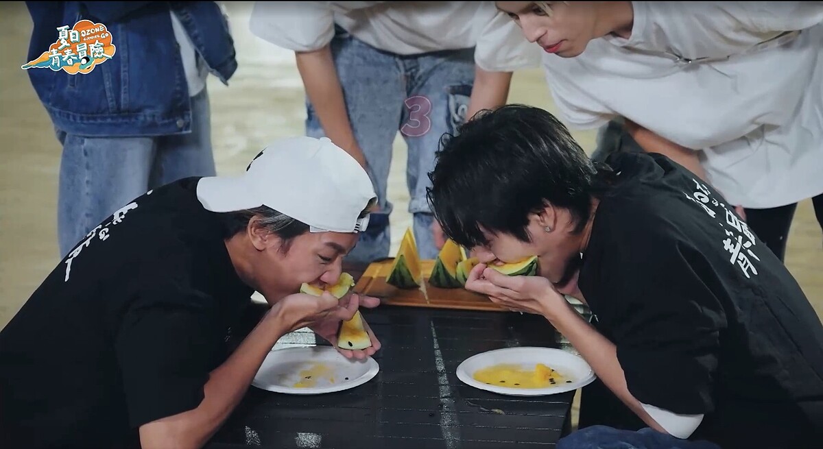 《Ozone夏日青春冒險》煥鈞(左)、佳辰比拼「西瓜木頭人」。