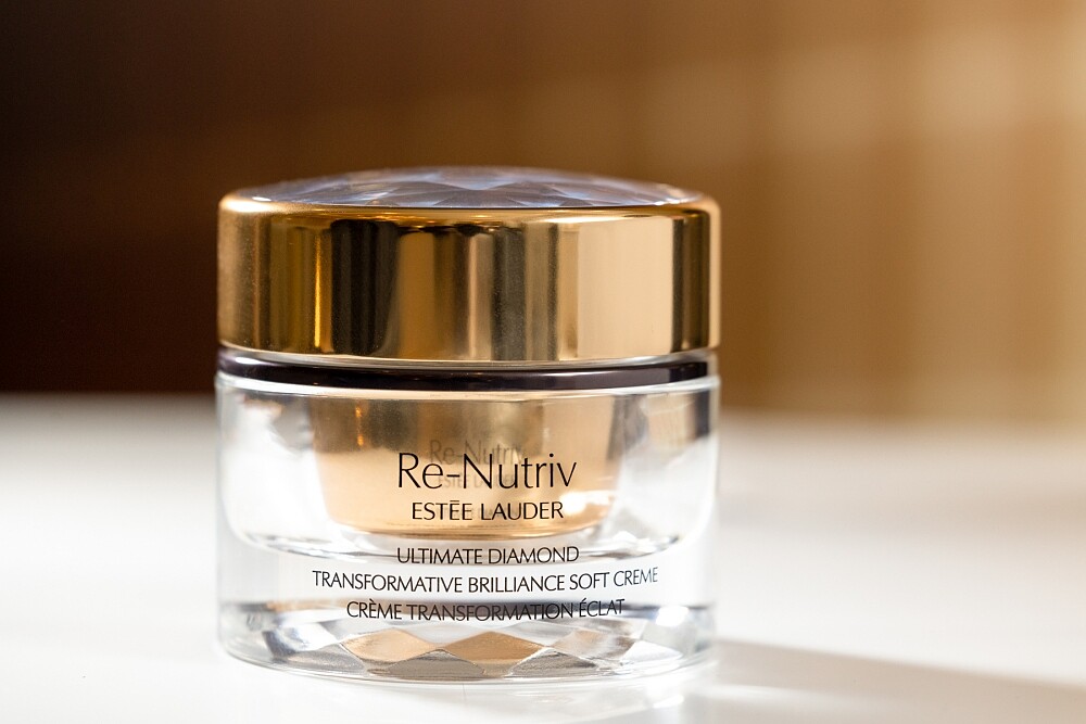 雅詩蘭黛白金級黑鑽松露逆時煥顏霜情境照。