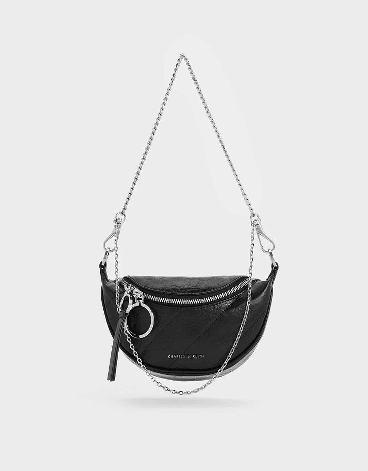 CHARLES & KEITH Philomena 鍊條半月斜背包NT$ 2,190。