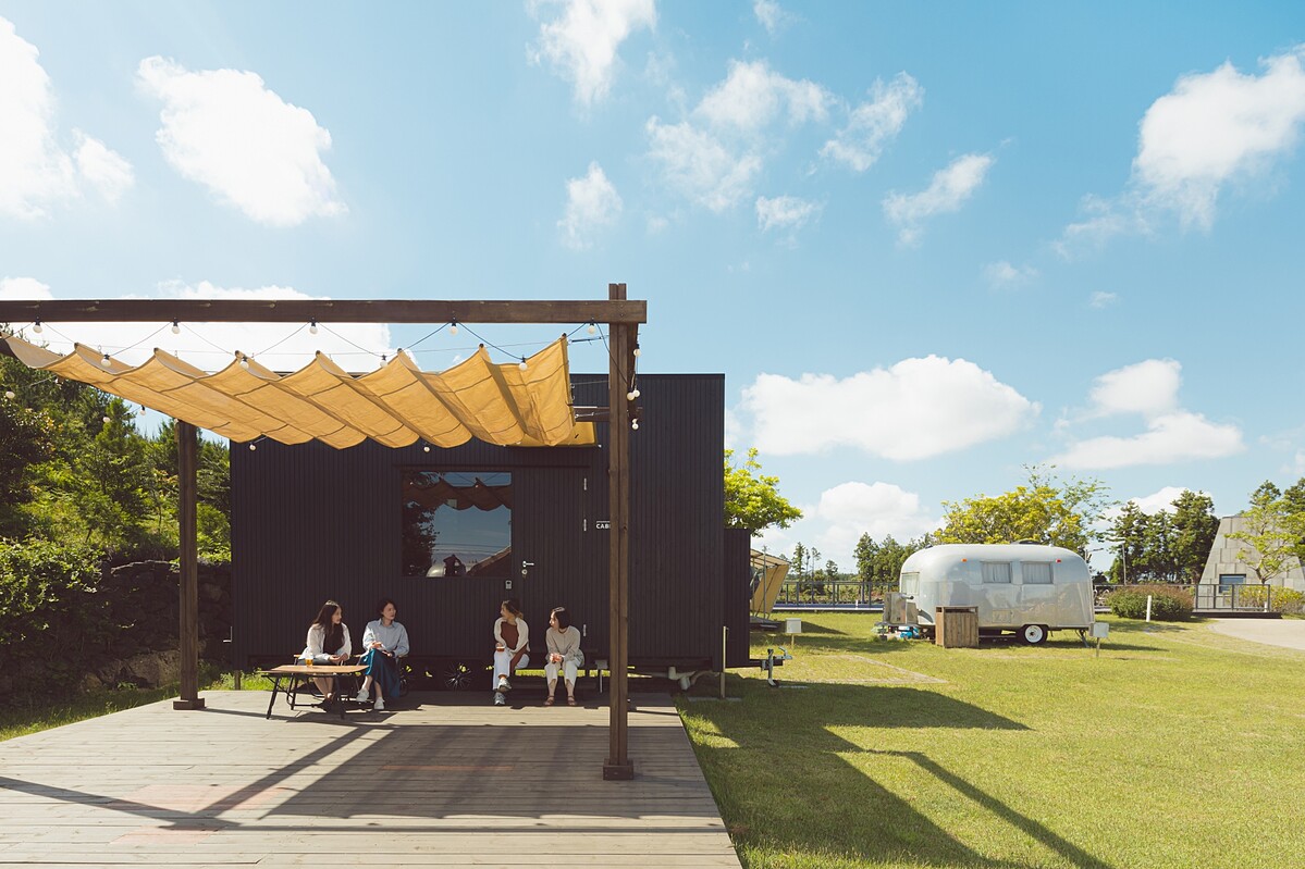 濟州南部山裡一塊佔地4,000多平方公尺的土地上,誕生了一個全新的戶外住宿園區。