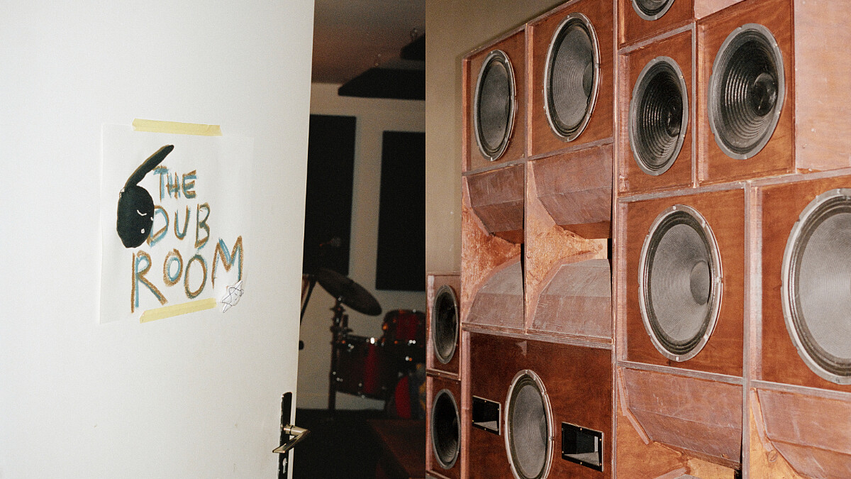 去工作室玩音樂談吉他是團隊紓壓的方式。