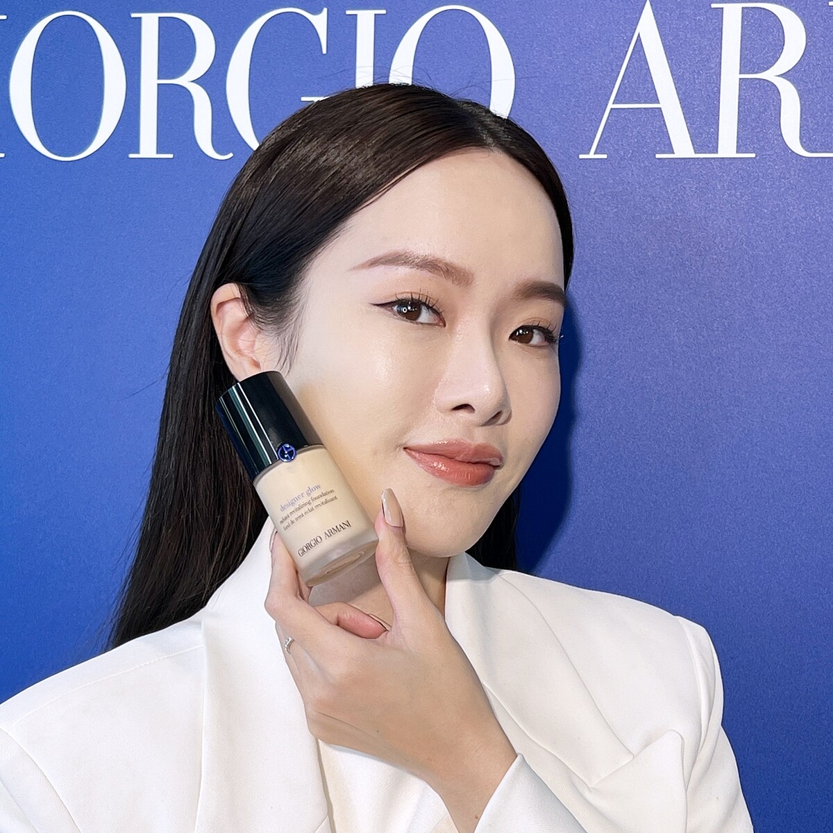 Armani Beauty亞曼尼設計師水燦光影粉底質地與妝感示意。