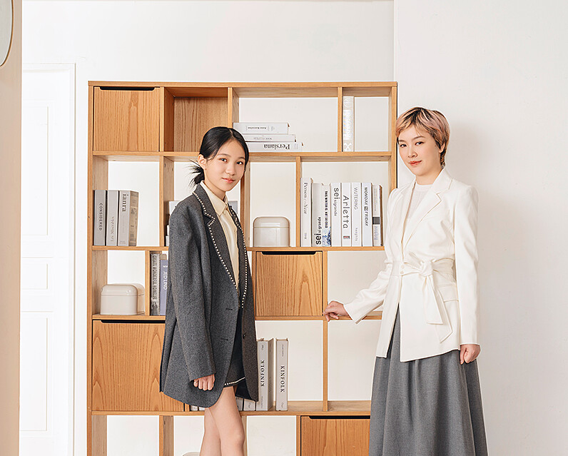 阮鳳儀:米白色針織衫、白色西裝外套,both by Club Monaco。林品彤:米白色緞面背心、灰色水鑽領西裝外套、灰色水鑽邊短裙,all by Sandro、 雙帶厚底瑪莉珍鞋,Charles & Keith。