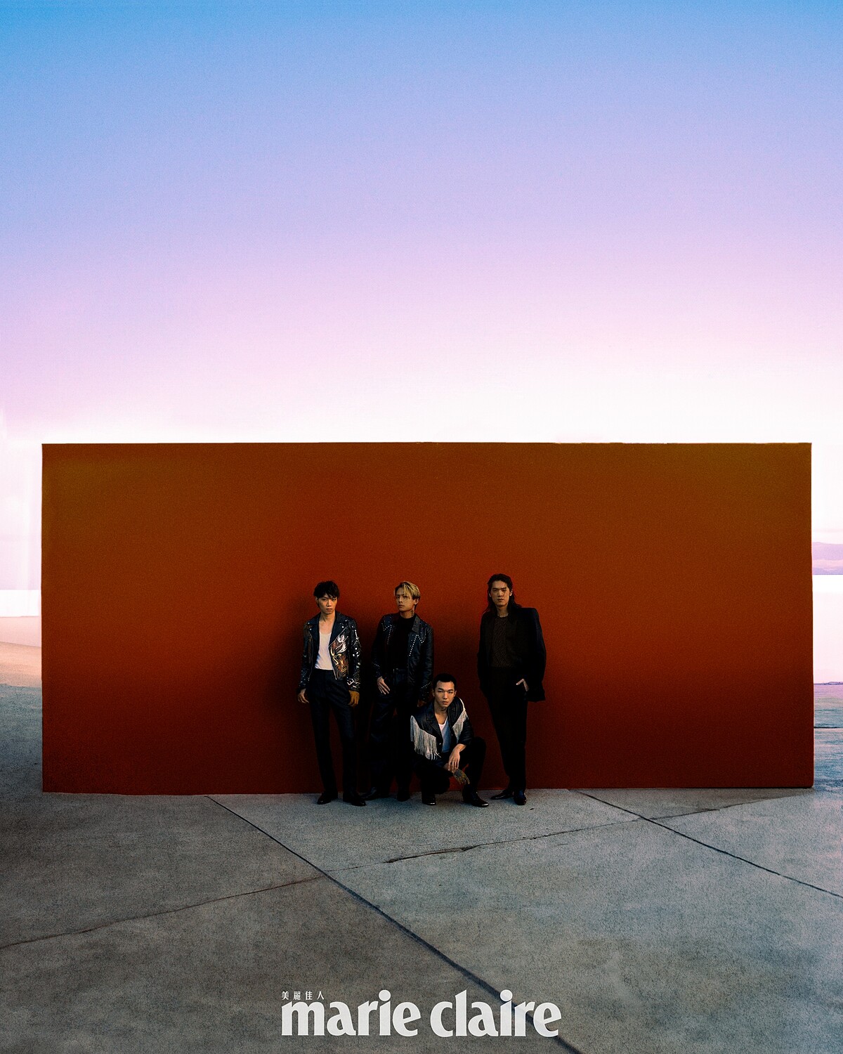 李沂邦／黑色皮革塗鴉騎士外套、黑色搭釦皮鞋，all by CELINE；白色無袖背心，Calvin Klein；金蔥細紋西褲，AllSaints。徐維均／黑色鉚釘皮革外套、黑色立領針織毛衣、黑色皮革搭釦中筒跟靴，all by CELINE；黑色皮革長褲，AllSaints。蔡維澤／鑽飾流蘇黑色皮革外套、黑色丹寧長褲、黑色壓花高筒跟靴，all by CELINE；白色無袖背心，AllSaints。鄭光良／黑色寬鬆西裝外套、黑色西裝長褲、黑色漆皮方頭皮鞋，all by Saint Laurent；咖啡色動物紋上衣，John Varvatos。