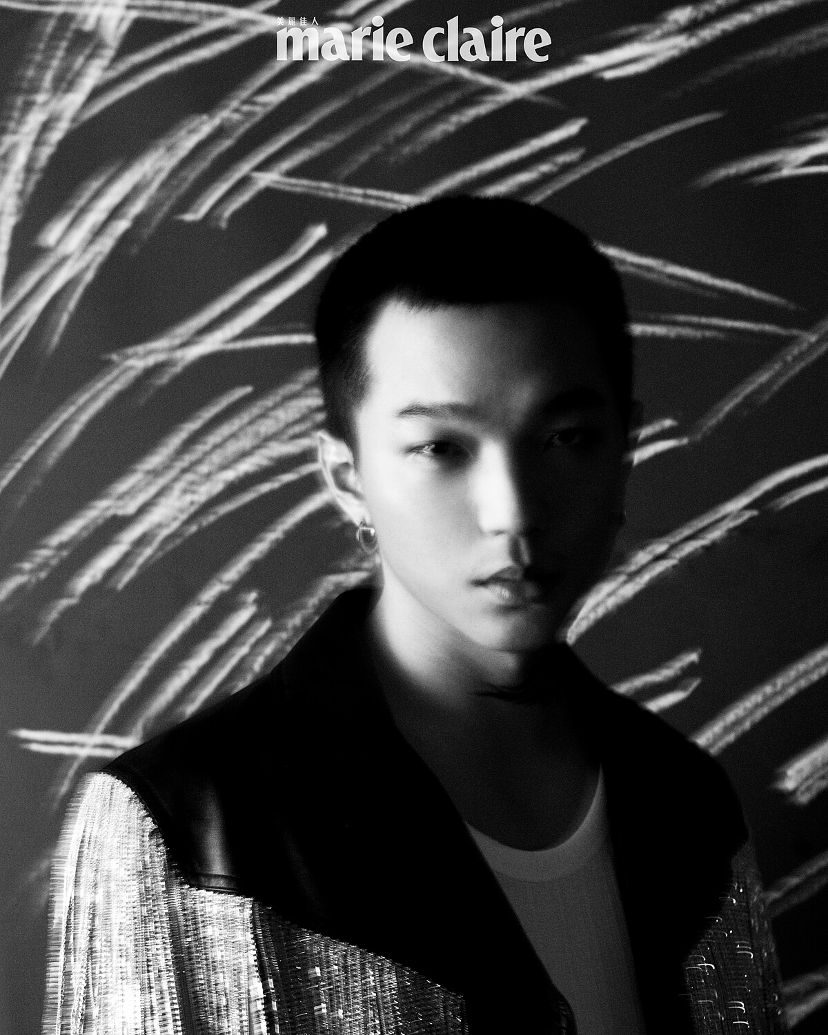 蔡維澤／鑽飾流蘇黑色皮革外套，CELINE；白色無袖背心，AllSaints。