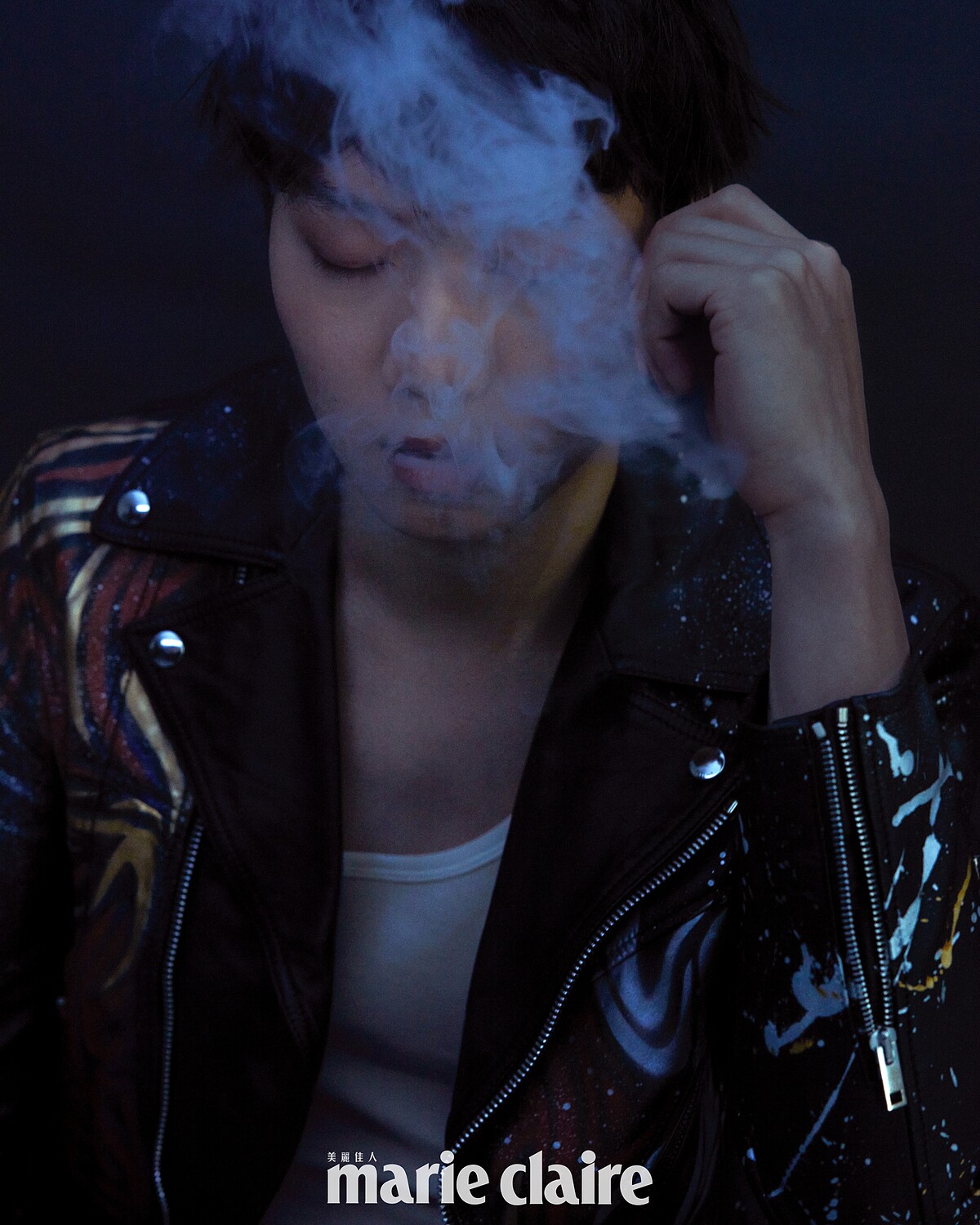 李沂邦／黑色皮革塗鴉騎士外套，CELINE；白色無袖背心，Calvin Klein。