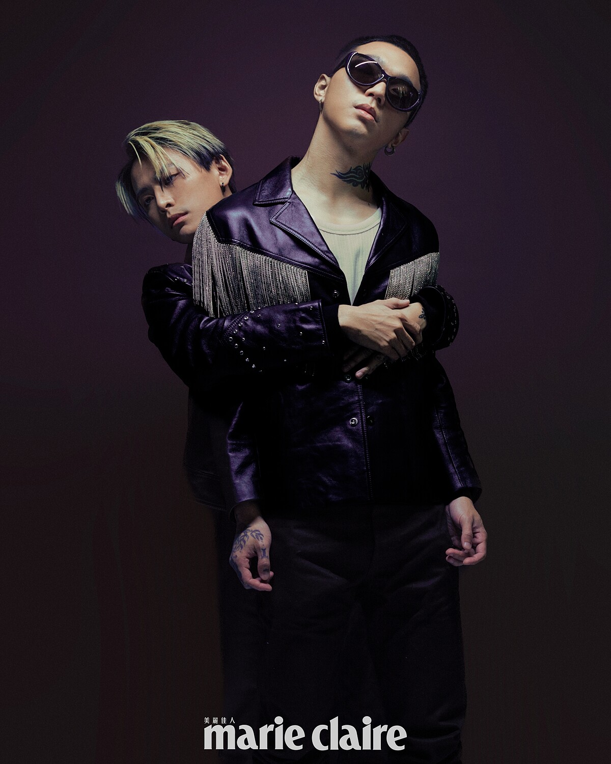 徐維均／黑色鉚釘皮革外套、黑色立領針織毛衣，both by CELINE；黑色皮革長褲，AllSaints。蔡維澤／鑽飾流蘇黑色皮革外套、黑色丹寧長褲，both by CELINE；白色無袖背心，AllSaints。