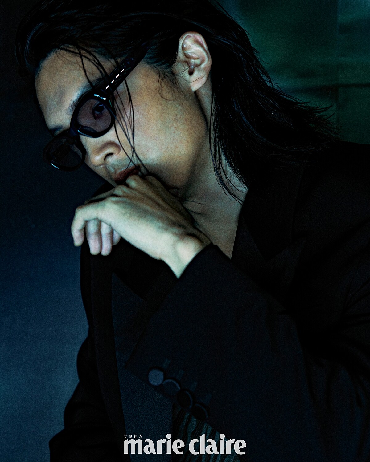 鄭光良／黑色寬鬆西裝外套，Saint Laurent；咖啡色動物紋上衣，John Varvatos。