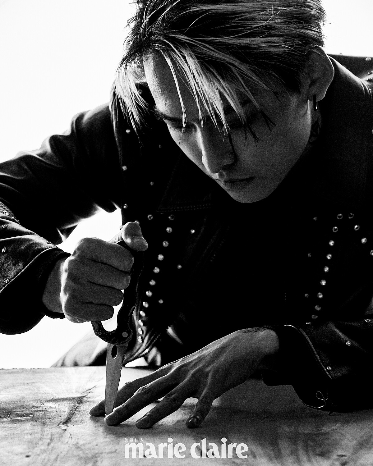 徐維均／黑色鉚釘皮革外套、黑色立領針織毛衣，both by CELINE。