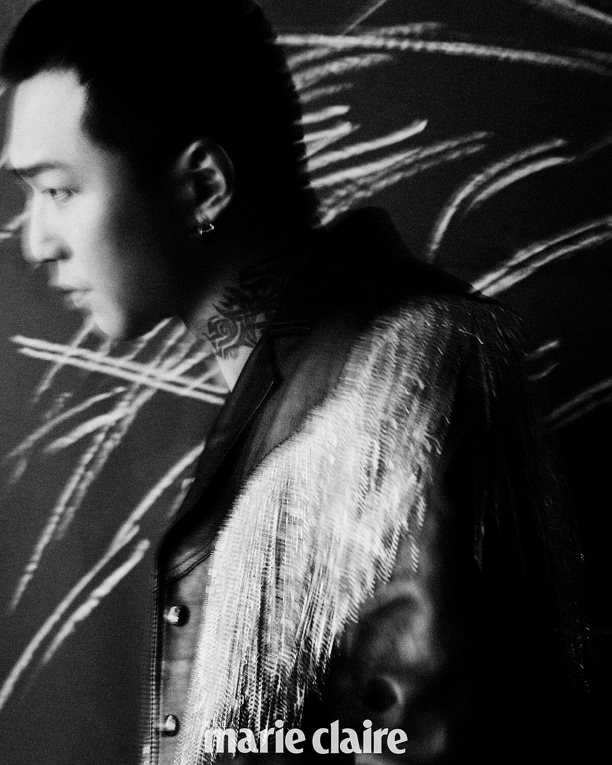 徐維均／黑色鉚釘皮革外套、黑色立領針織毛衣，both by CELINE。