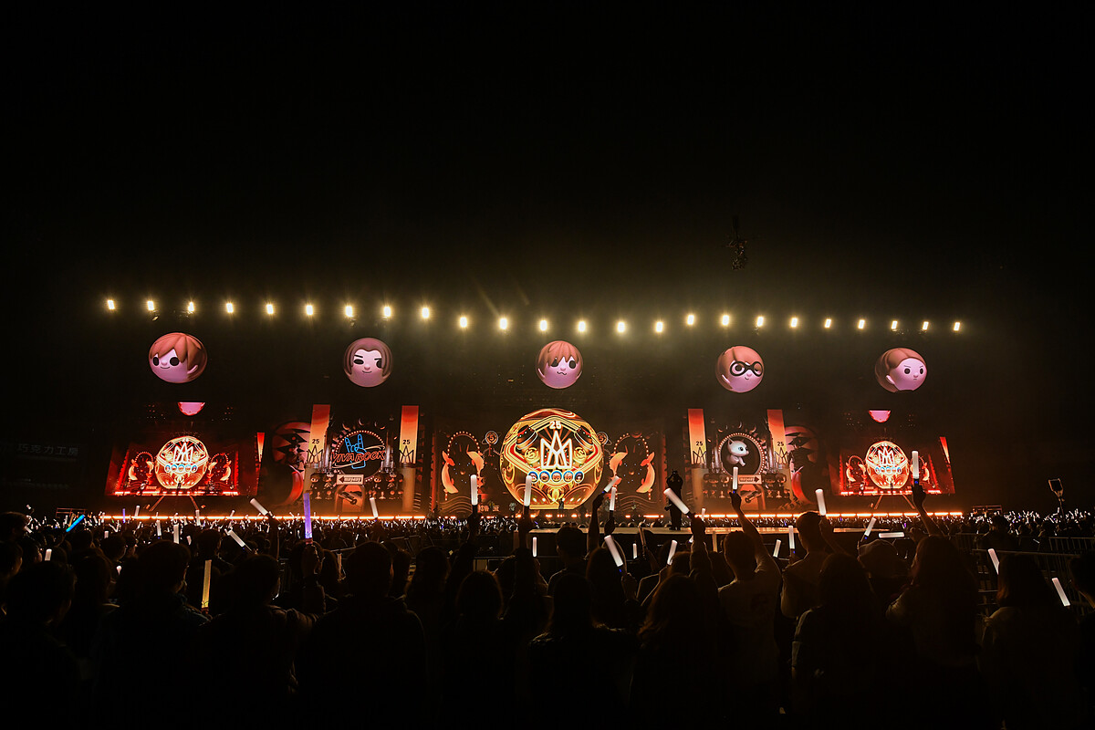 五月天《回到那一天》25週年巡迴演唱會13,000 片LED 球體屏幕打造「天外有天時光機」「神的孩子都在跳5球」