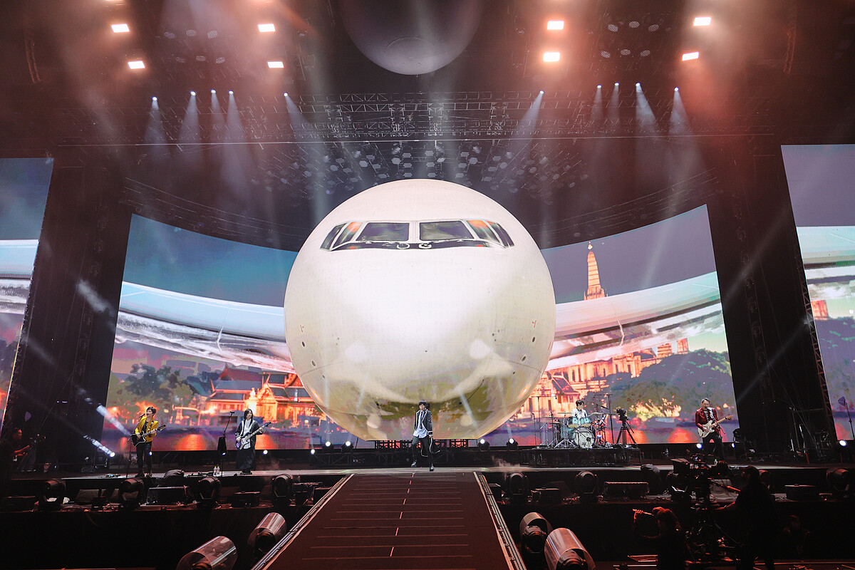 五月天搭上「Fly to 25TH豪華客機」隆重出場