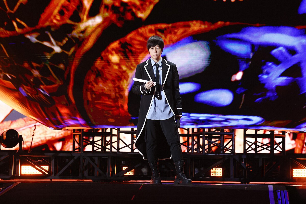 五月天阿信手持魔法螢光棒